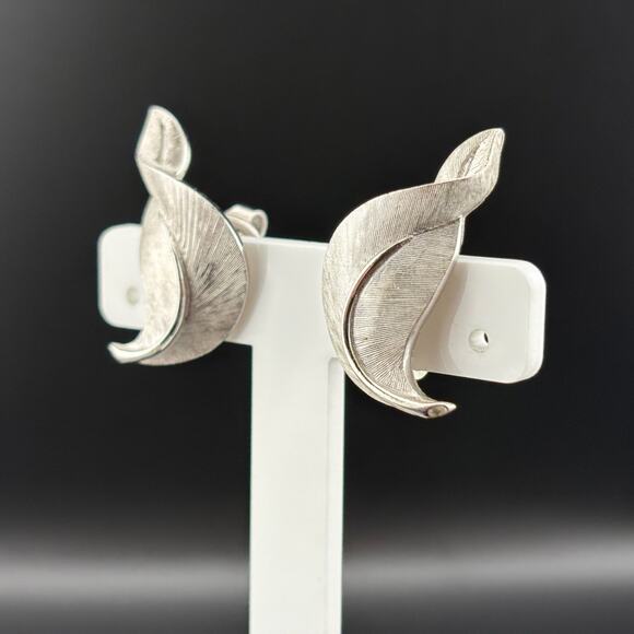 Signed Trifari Vintage Silver Tone Twisted Leaf Clip On Earrings 2.25" - Picture 3 of 4